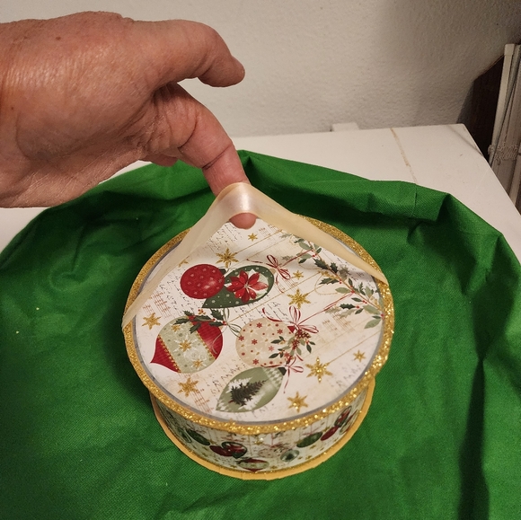 Vintage Christmas Gift Boxes trimmed in gold, ribbon handles - Picture 8 of 8